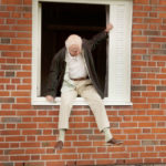 Стогодишният старец, който скочи през прозореца и изчезна