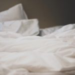 Кога спането в отделни легла се отразява добре на връзката ви?