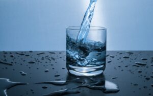 Истина ли е, че имаме нужда от осем чаши вода на ден?