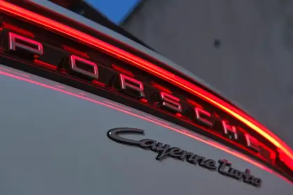 Porsche представи Turbo E-Hybrid